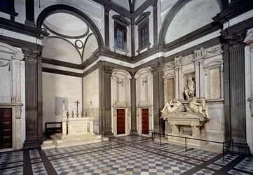 Uitzicht op het interieur met het graf van Giuliano de